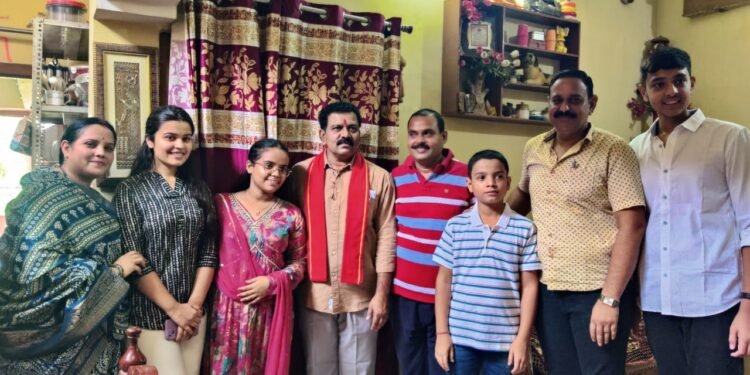 उपमुख्यमंत्री विजय शर्मा वरिष्ठ पत्रकार महेश मिश्रा के निवास पहुँच कर उनका हाल-चाल जाना 1 उपमुख्यमंत्री विजय शर्मा वरिष्ठ पत्रकार महेश मिश्रा के निवास पहुँच कर उनका हाल-चाल जाना