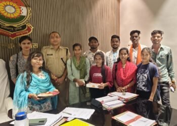 अखिल भारतीय विद्यार्थी परिषद के कार्यकर्ता बहनों ने पुलिस जवानों के साथ मनाया रक्षाबंधन पर्व