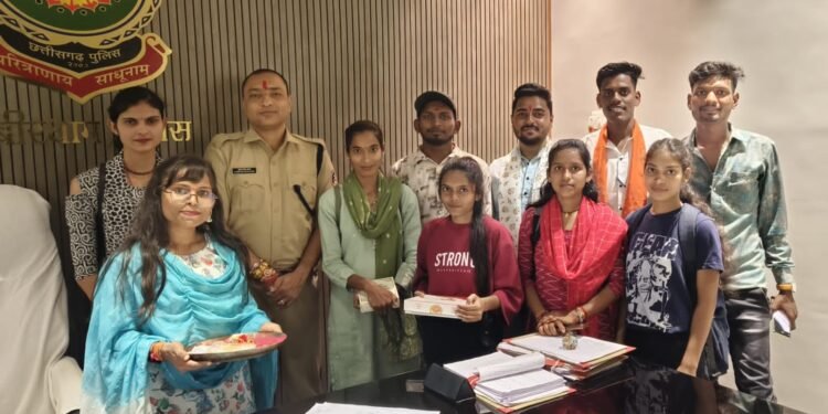 अखिल भारतीय विद्यार्थी परिषद के कार्यकर्ता बहनों ने पुलिस जवानों के साथ मनाया रक्षाबंधन पर्व