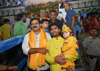 उपमुख्यमंत्री  विजय शर्मा कवर्धा के प्रसिद्ध  राधा कृष्ण बड़े मंदिर में प्रभु के दर्शन कर आर्शीवाद लिया