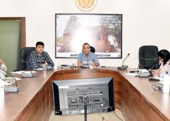 कलेक्टर ने प्रधानमंत्री जनमन योजना की क्रियान्वयन और स्वीकृत कार्यों की गहन समीक्षा की