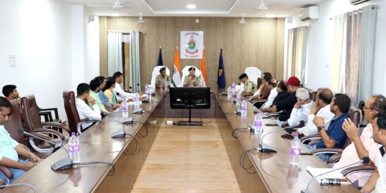 पुलिस अधीक्षक डॉ. अभिषेक पल्लव द्वारा शासकीय एवं निजी अस्पतालों के सुरक्षा व्यवस्था कि पुष्टि करने हेतु डॉक्टर, अस्पताल प्रबंधन, नर्सिंग कॉलेज प्रबंधन का बैठक लिए। 1 पुलिस अधीक्षक डॉ. अभिषेक पल्लव द्वारा शासकीय एवं निजी अस्पतालों के सुरक्षा व्यवस्था कि पुष्टि करने हेतु डॉक्टर, अस्पताल प्रबंधन, नर्सिंग कॉलेज प्रबंधन का बैठक लिए।