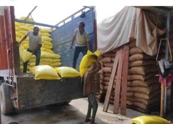 उप मुख्यमंत्री के निर्देश पर जिले के सहकारी समिति में पर्याप्त खाद उपलब्ध, किसानों को किया जा रहा वितरण