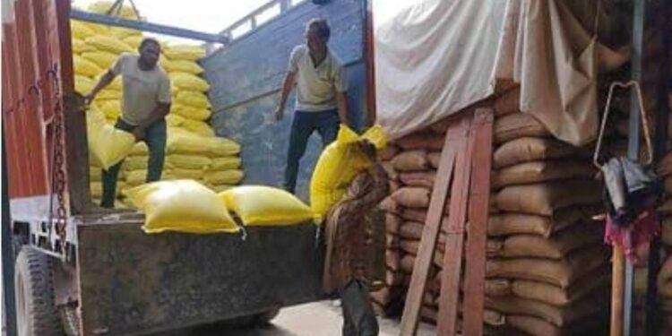 उप मुख्यमंत्री के निर्देश पर जिले के सहकारी समिति में पर्याप्त खाद उपलब्ध, किसानों को किया जा रहा वितरण 1 उप मुख्यमंत्री के निर्देश पर जिले के सहकारी समिति में पर्याप्त खाद उपलब्ध, किसानों को किया जा रहा वितरण