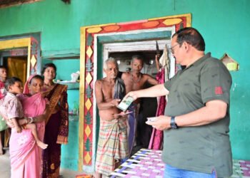 रायपुर : जनमन शिविर बम्हनी में 7 कमार सदस्यों को मौके पर ही मिला नया राशन कार्ड