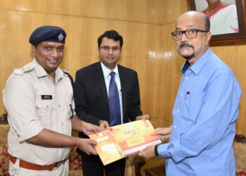 रायपुर : राज्यपाल  रमेन डेका को चक्रधर समारोह का न्योता देने राजभवन पहुंचे रायगढ़ कलेक्टर व पुलिस अधीक्षक