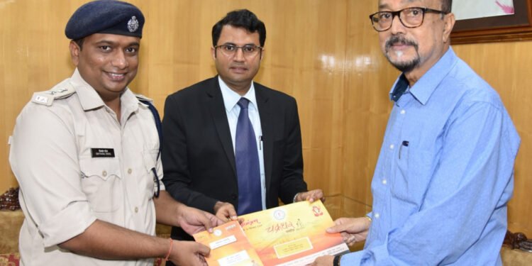 रायपुर : राज्यपाल  रमेन डेका को चक्रधर समारोह का न्योता देने राजभवन पहुंचे रायगढ़ कलेक्टर व पुलिस अधीक्षक