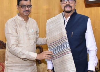 रायपुर : राज्यपाल  रमेन डेका से कोसा निर्माता ने सौजन्य भेंट की