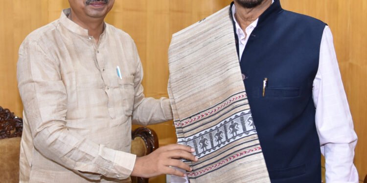 रायपुर : राज्यपाल रमेन डेका से कोसा निर्माता ने सौजन्य भेंट की 1 रायपुर : राज्यपाल रमेन डेका से कोसा निर्माता ने सौजन्य भेंट की