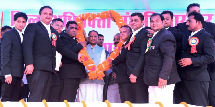 रायपुर : मुख्यमंत्री बिलासपुर जिला अधिवक्ता संघ के शपथ ग्रहण समारोह में हुए शामिल 1 रायपुर : मुख्यमंत्री बिलासपुर जिला अधिवक्ता संघ के शपथ ग्रहण समारोह में हुए शामिल