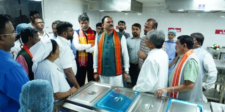 रायपुर : मेडिकल अस्पताल और महारानी जिला अस्पताल का स्वास्थ्य मंत्री ने किया औचक निरीक्षण 1 रायपुर : मेडिकल अस्पताल और महारानी जिला अस्पताल का स्वास्थ्य मंत्री ने किया औचक निरीक्षण