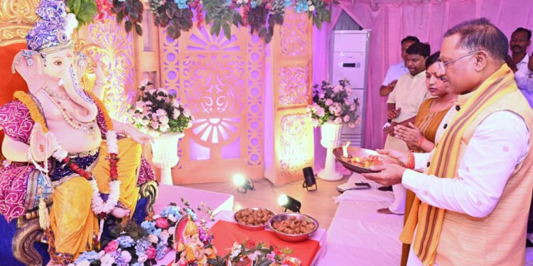 रायपुर : मुख्यमंत्री निवास में विराजे भगवान गणेश मुख्यमंत्री निवास में विराजे भगवान गणेश