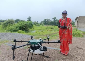 रायपुर : घरेलू काम के संग निरूपा साहू उड़ाती है अब ड्रोन, गांव में कहलाती है ड्रोन वाली दीदी 2 रायपुर : घरेलू काम के संग निरूपा साहू उड़ाती है अब ड्रोन, गांव में कहलाती है ड्रोन वाली दीदी