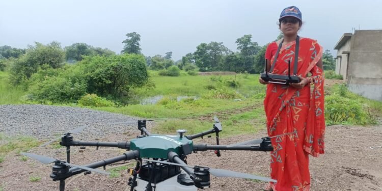 रायपुर : घरेलू काम के संग निरूपा साहू उड़ाती है अब ड्रोन, गांव में कहलाती है ड्रोन वाली दीदी