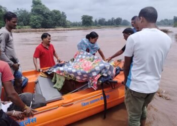 रायपुर : नदी पर जल स्तर बढ़ जाने पर नगर सेना की टीम ने गर्भवती महिला को सुरक्षित अस्पताल पहुंचाया