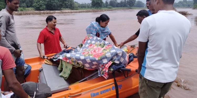 रायपुर : नदी पर जल स्तर बढ़ जाने पर नगर सेना की टीम ने गर्भवती महिला को सुरक्षित अस्पताल पहुंचाया 1 रायपुर : नदी पर जल स्तर बढ़ जाने पर नगर सेना की टीम ने गर्भवती महिला को सुरक्षित अस्पताल पहुंचाया
