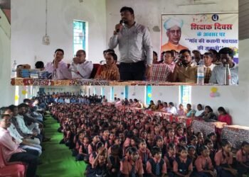 रायपुर:गांव की कहानी पंचायत की जुबानी कार्यक्रम में शिक्षक हुए सम्मानित