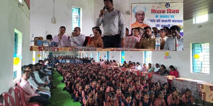 रायपुर:गांव की कहानी पंचायत की जुबानी कार्यक्रम में शिक्षक हुए सम्मानित