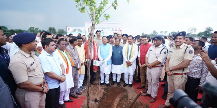 रायपुर:मुख्यमंत्री  विष्णु देव साय ने ’’एक पेड़ मां के नाम’’ अभियान के तहत किया वृक्षारोपण