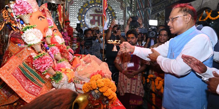 रायपुर : बंजारी धाम परिसर में ब्रम्हलीन विभूतियों के प्रतिमा अनावरण में शामिल हुए मुख्यमंत्री  विष्णुदेव साय