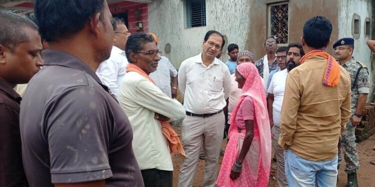 राजनांदगांव : कलेक्टर ने जिले में बाढ़ प्रभावित क्षेत्र ग्राम हरणसिंगी, बोरतलाव, नारायणगढ़, रामपुर, खातूटोला, बागनदी एवं अन्य ग्रामों का किया दौरा