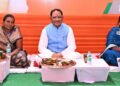 रायपुर : मुख्यमंत्री ने प्रधानमंत्री आवास योजना के हितग्राहियों के साथ बैठकर किया भोजन