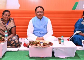 रायपुर : मुख्यमंत्री ने प्रधानमंत्री आवास योजना के हितग्राहियों के साथ बैठकर किया भोजन