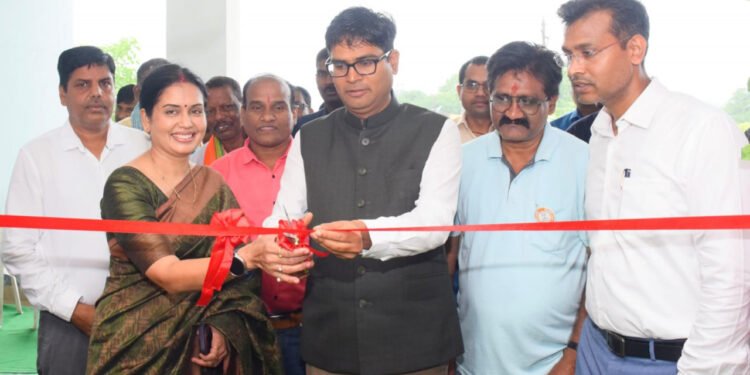 रायपुर : विकसित भारत पर छायाचित्र प्रदर्शनी का वित्त मंत्री ओ.पी.चौधरी ने किया शुभारंभ 1 रायपुर : विकसित भारत पर छायाचित्र प्रदर्शनी का वित्त मंत्री ओ.पी.चौधरी ने किया शुभारंभ