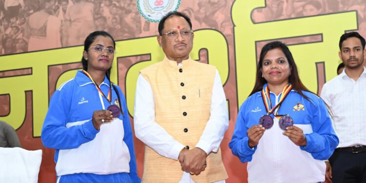 रायपुर : दक्षिण कोरिया में 25-30 अगस्त तक आयोजित एशियन कप बीच वुडबॉल चैम्पियनशिप में हिस्सा लेकर लौटीं महासमुंद की चैन कुमारी निषाद 1 रायपुर : दक्षिण कोरिया में 25-30 अगस्त तक आयोजित एशियन कप बीच वुडबॉल चैम्पियनशिप में हिस्सा लेकर लौटीं महासमुंद की चैन कुमारी निषाद