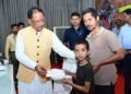 रायपुर : मुख्यमंत्री  विष्णु देव साय ने लक्ष्य के इलाज के लिए दिये 25 हज़ार रुपये का चेक