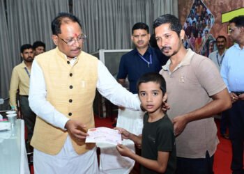 रायपुर : मुख्यमंत्री  विष्णु देव साय ने लक्ष्य के इलाज के लिए दिये 25 हज़ार रुपये का चेक
