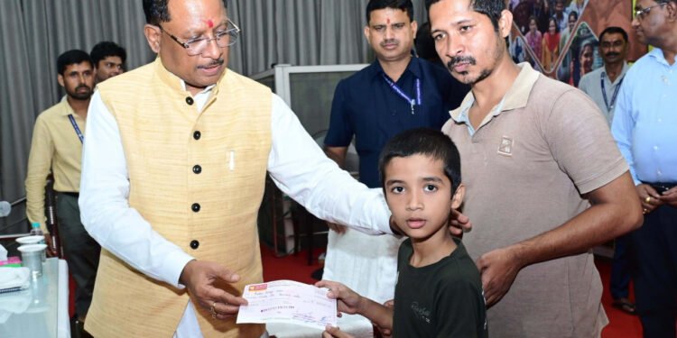 रायपुर : मुख्यमंत्री विष्णु देव साय ने लक्ष्य के इलाज के लिए दिये 25 हज़ार रुपये का चेक 1 रायपुर : मुख्यमंत्री विष्णु देव साय ने लक्ष्य के इलाज के लिए दिये 25 हज़ार रुपये का चेक