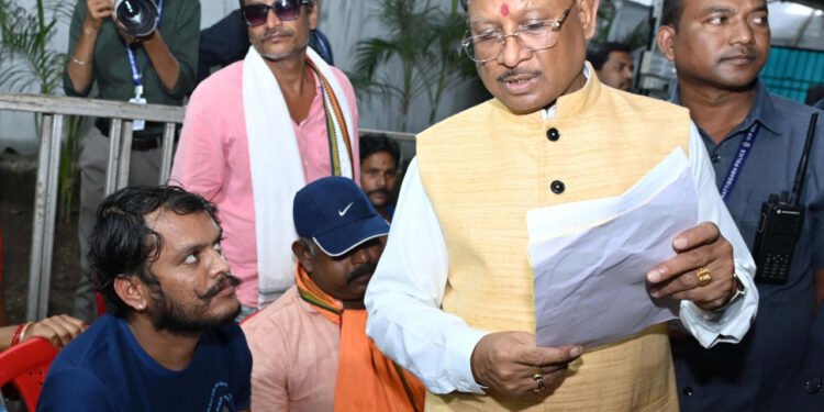 रायपुर : सागर को मिलेगा कृत्रिम हाथ, जनदर्शन में मुख्यमंत्री ने दिए निर्देश