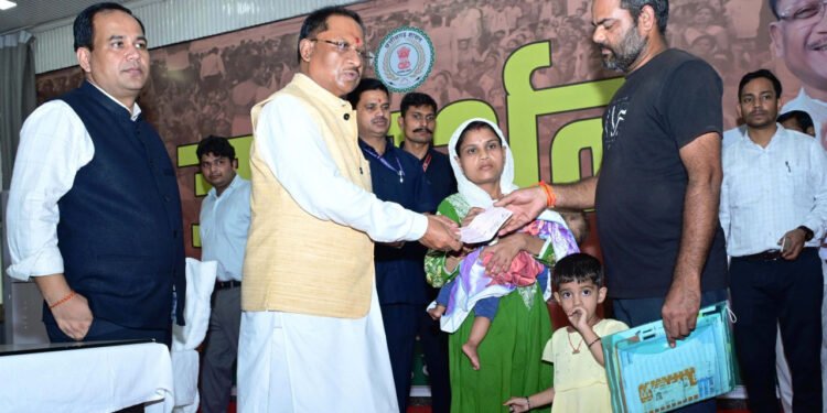 रायपुर : जनदर्शन में समस्याओं का हो रहा त्वरित निदान जनदर्शन में 1 रायपुर : जनदर्शन में समस्याओं का हो रहा त्वरित निदान जनदर्शन में