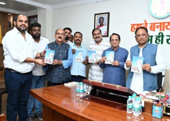 रायपुर : मोदी है तो सम्भव है पुस्तक का मुख्यमंत्री विष्णुदेव साय ने किया विमोचन