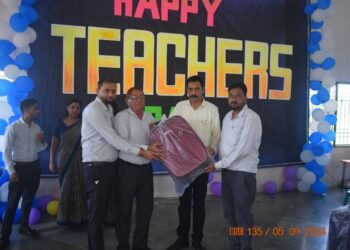 गुरुकुल में शिक्षक दिवस पर किया गया शिक्षकों का सम्मान