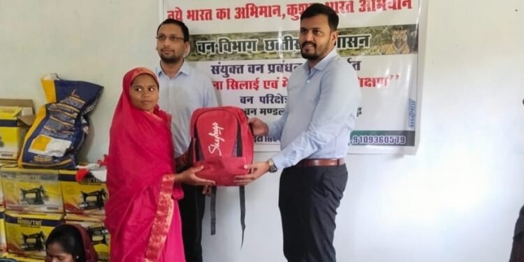 वनमंडलाधिकारी कवर्धा द्वारा वन परिक्षेत्र रेंगाखार चल रहे रोजगार मूलक कार्यों का किया गया निरीक्षण