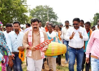 उपमुख्यमंत्री  विजय शर्मा ग्राम दैहानडीह में ग्रामवासियों द्वारा आयोजित रामधुनी संर्कीतन कार्यक्रम में शामिल हुए