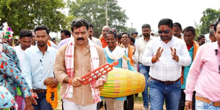 उपमुख्यमंत्री  विजय शर्मा ग्राम दैहानडीह में ग्रामवासियों द्वारा आयोजित रामधुनी संर्कीतन कार्यक्रम में शामिल हुए