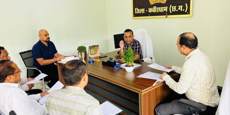 कलेक्टर  महोबे ने भोरमदेव सहकारी शक्कर उत्पादक कारखाना मर्यादित कवर्धा और ईथेनॉल उद्योग की  समीक्षा बैठक ली