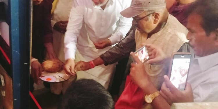 किसान आंदोलनकारी संघ ने सेमरहा हादसा पीड़ित परिवार को सौंपा दोना पत्तल की मशीन