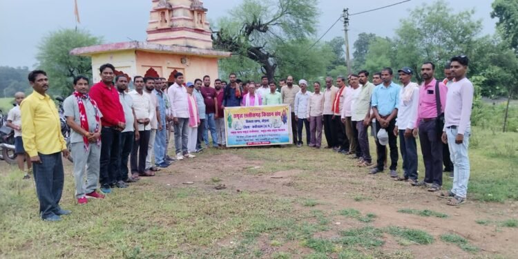 छत्तीसगढ़ किसान संघ के प्रदेश से लेकर ग्राम के कार्यकर्ताओं के द्वारा 20 सितंबर को होने वाले चक्काजाम के बारे में ग्राम तरेगांव में विशेष बैठक किया गया 1 छत्तीसगढ़ किसान संघ के प्रदेश से लेकर ग्राम के कार्यकर्ताओं के द्वारा 20 सितंबर को होने वाले चक्काजाम के बारे  में  ग्राम तरेगांव में विशेष बैठक किया गया