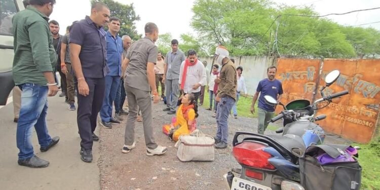 उपमुख्यमंत्री  विजय शर्मा ने घायल व्यक्ति को तत्काल अस्पताल पहुंचाया