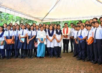 जवाहर नवोदय विद्यालय कबीरधाम के छात्र-छात्राओं ने उपमुख्यमंत्री  विजय शर्मा से उपमुख्यमंत्री निवास कार्यालय में की मुलाकात