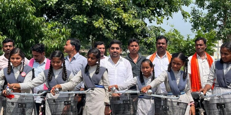 सरस्वती सायकल वितरण योजना बालिकाओं को सशक्तक  व आत्मनिर्भर बनाने में कारगर: डॉ वीरेन्द्र साहू