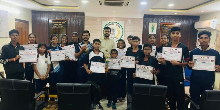 राज्य स्तरीय बॉल बैडमिंटन प्रतियोगिता में सबजूनियर बालक एवं बालिका टीम ने जीता कास्य पदक 1 राज्य स्तरीय बॉल बैडमिंटन प्रतियोगिता में सबजूनियर बालक एवं बालिका टीम ने जीता कास्य पदक