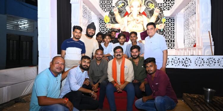 उपमुख्यमंत्री विजय शर्मा ने  नगर के गणेंश पंडालो में जाकर लिया आशीर्वाद