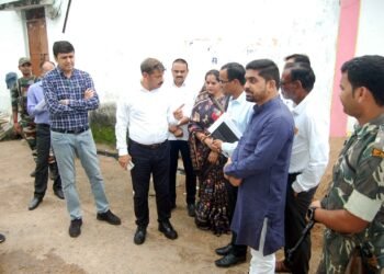 नवपदस्थ कलेक्टर  गोपाल वर्मा ग्राम बिरकोना पहुंचकर जल जीवन मिशन के कार्यों का औचक निरीक्षण किया, ईई और ठेकेदार पर कलेक्टर भड़के
