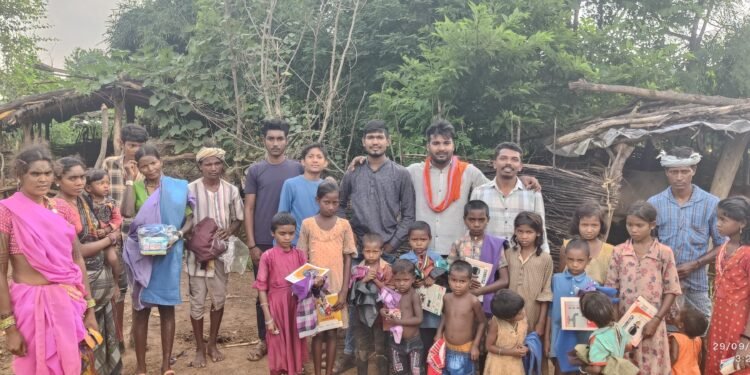 दशहरा के पूर्व वनांचल गांवों में सेवा कार्य