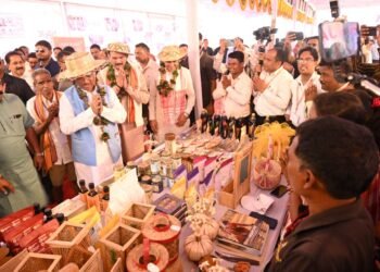 रायपुर : मुख्यमंत्री  विष्णुदेव साय ने बैठक में शामिल होने से पूर्व विभिन्न विभागीय स्टॉल्स का अवलोकन किया